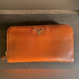 Prada Saffiano Orange
Leather Zipper Wallet